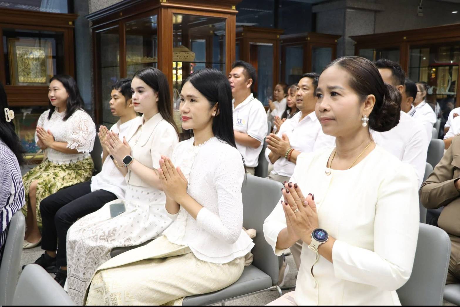 title - ศูนย์ส่งเสริมและพัฒนาอาชีพเสริมนอกภาคการเกษตร โดย สำนักงานการปฏิรูปที่ดินเพื่อเกษตรกรรม จัดโครงการพัฒนาบุคลากรเพื่อเพิ่มประสิทธิภาพการดำเนินงานด้านศิลปหัตถกรรม กิจกรรมไหว้ครูช่าง ณ ชั้น 2 อาคารพระมิ่งขวัญ ศูนย์ส่งเสริมและพัฒนาอาชีพเสริมนอกภาคการเกษตร (ศูนย์ศิลปาชีพบางไทรฯ (เดิม))